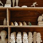 Or blanc déclinaison II (pierre à plâtre, verre, plâtre) - Atelier de Moulage des MRAH – Bruxelles (2023) - © Candice Athenais